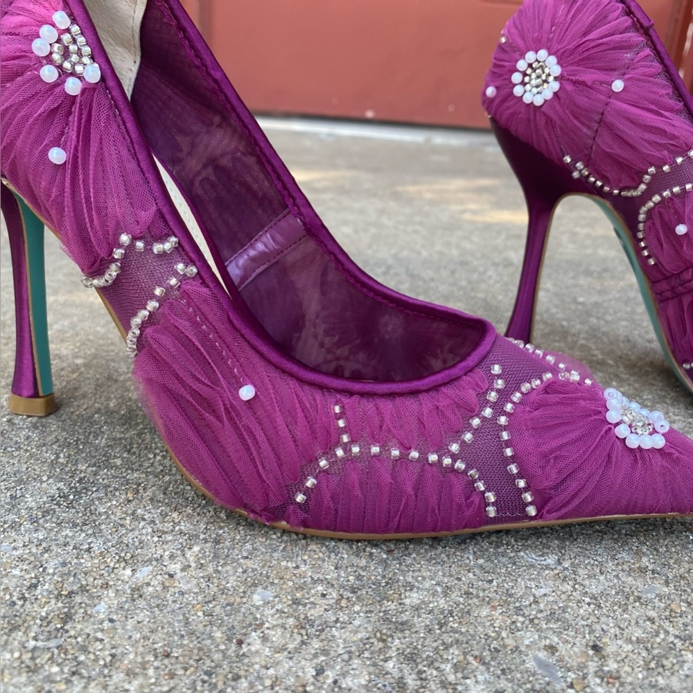 Betsey Johnson ROXIE Magenta Purple Floral Beaded Mesh Pumps Heels Size 7.5M - Picture 2 of 6